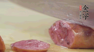拿出香腸和臘肉，切成片后重新鋪入。