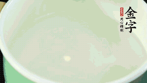 鍋中盛涼水，放入汆燙好的鴿子、火腿片、生姜片。