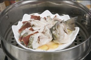 將鱸魚(yú)成花狀擺好，將火腿切片放入各縫隙中，放入鍋中隔水蒸12分鐘拿出，撒上蔥花即可。
