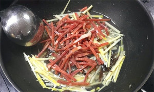 火腿絲、筍絲、黑木耳絲汆水后，瀝干。