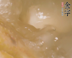 沸騰后撈出蔥結(jié)，小火燉45分鐘，加山藥再燉15分鐘。