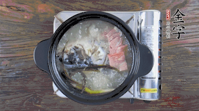 放豆腐、海鮮菇繼續(xù)中小火煮5分鐘。