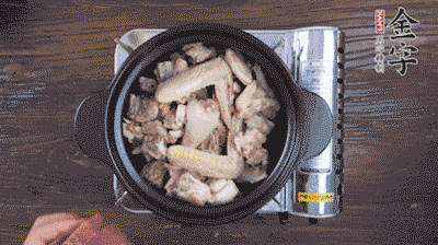 將雞肉塊、火腿、料酒、姜一同放入在燉鍋中，加冷水大火煮開后，小火燉煮40分鐘。