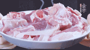 新鮮羊肉冷水入鍋，加姜片、清水焯水，除去血沫。