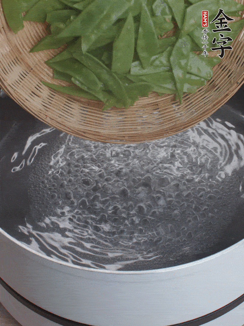 甜豆莢撕掉老筋，斜切兩半，焯水1分鐘。