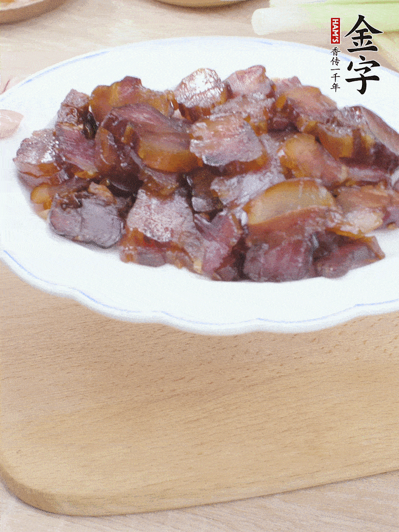 金字醬油肉水煮15分鐘，切薄片。