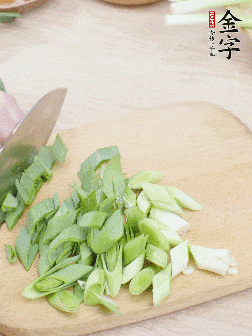 青蒜切段。（蒜白可以拍一下，再斜著切）