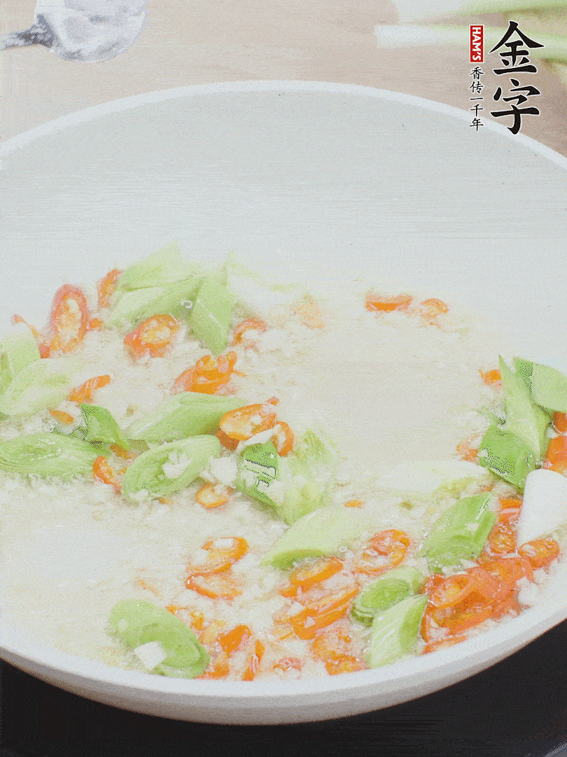 油5成熱時，下蒜末、辣椒、蒜白煸炒。