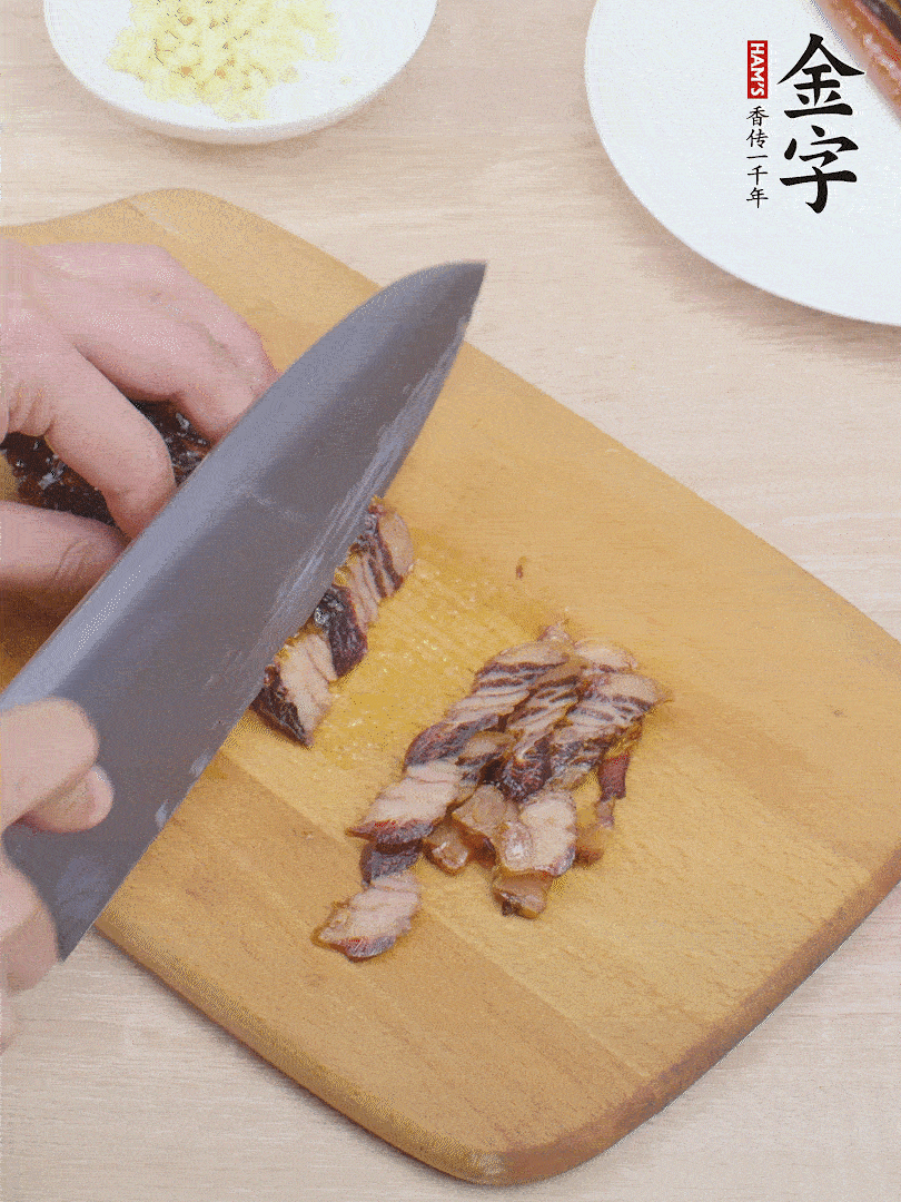 金字醬油肉切薄片。