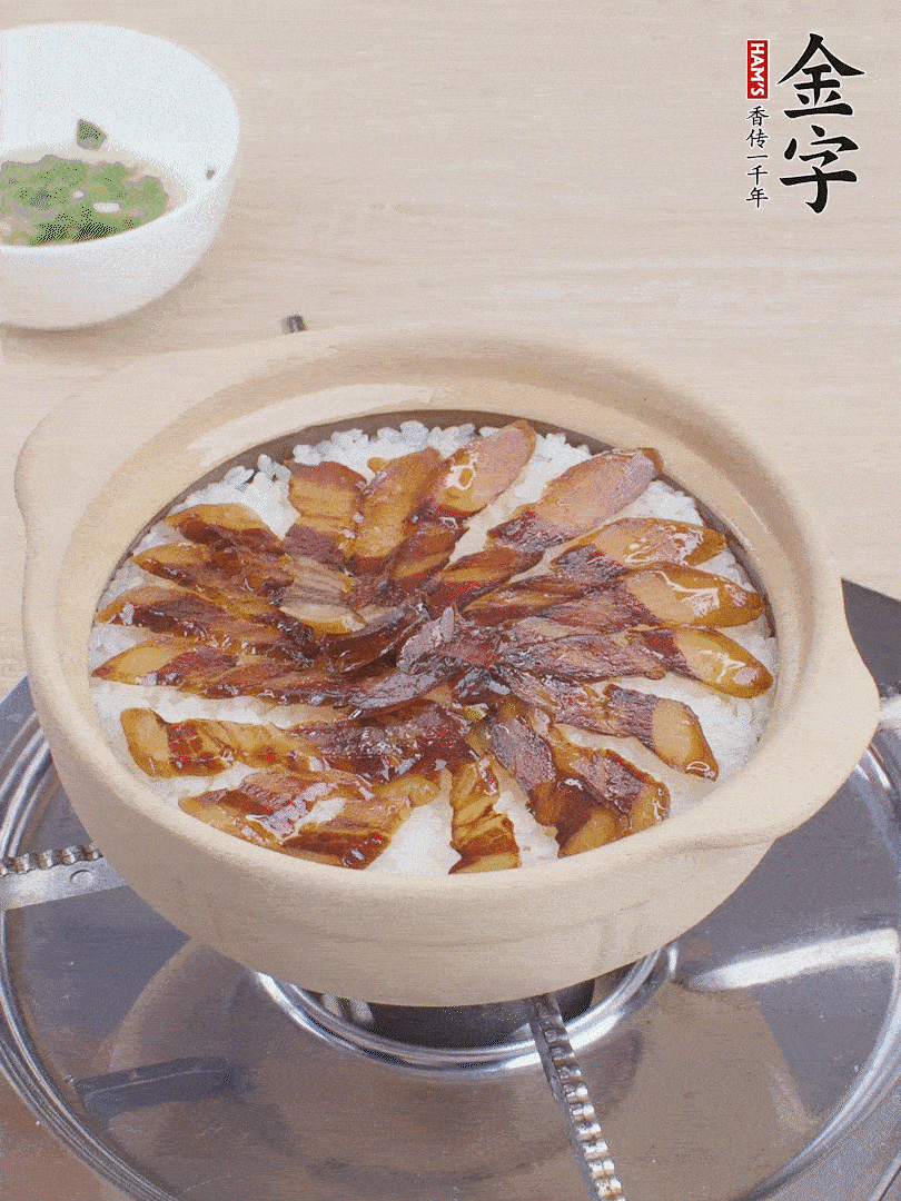快收水時，鋪醬油肉，鍋邊淋點油，轉動砂鍋，燜煮2分鐘。