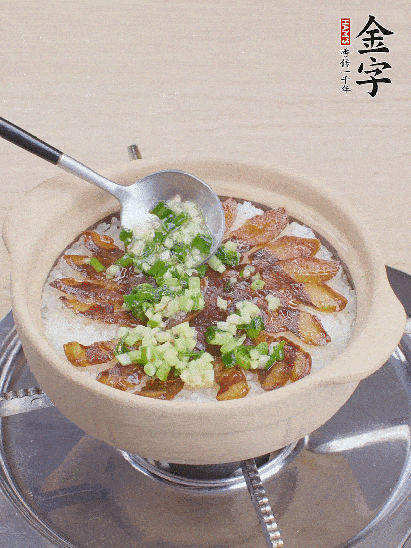 倒蔥姜醬再燜1分鐘。（也可以淋點生抽）