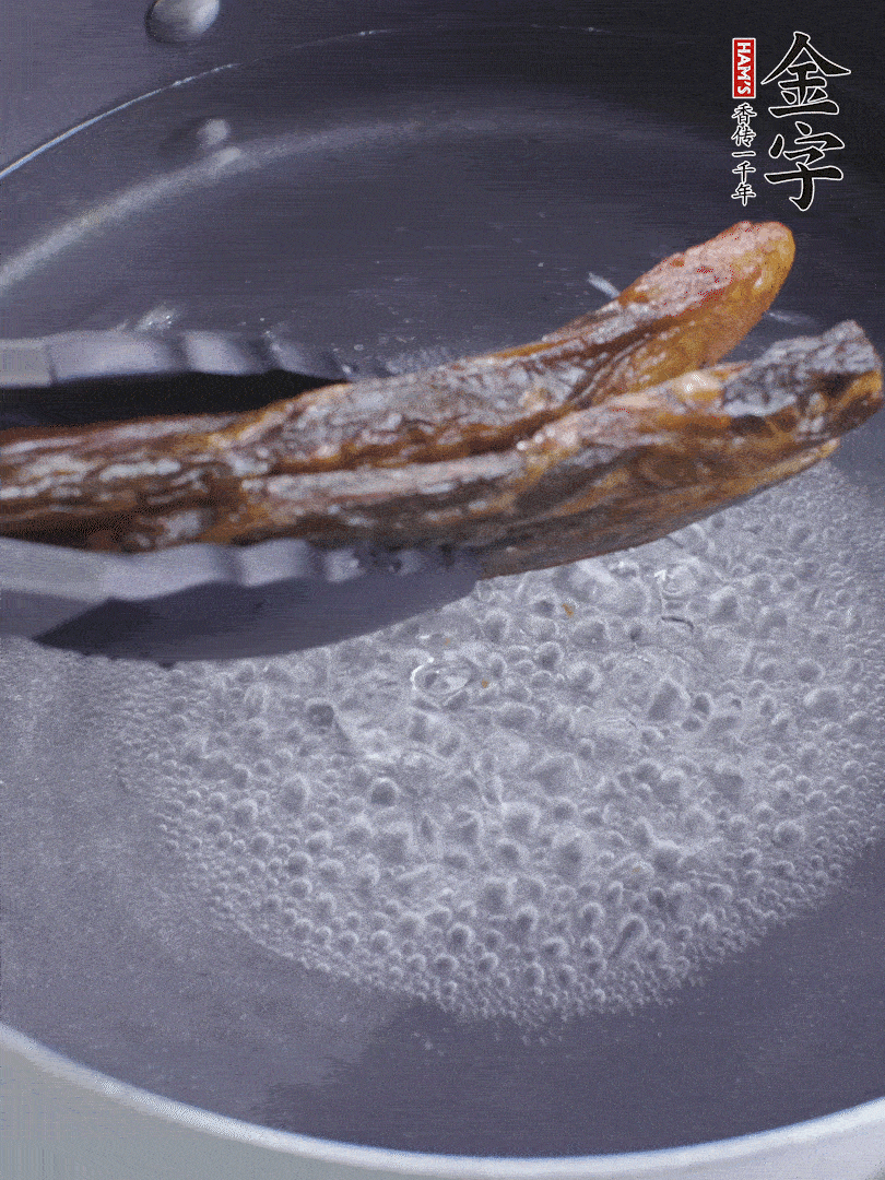 金字醬油肉水煮15分鐘，切薄片。