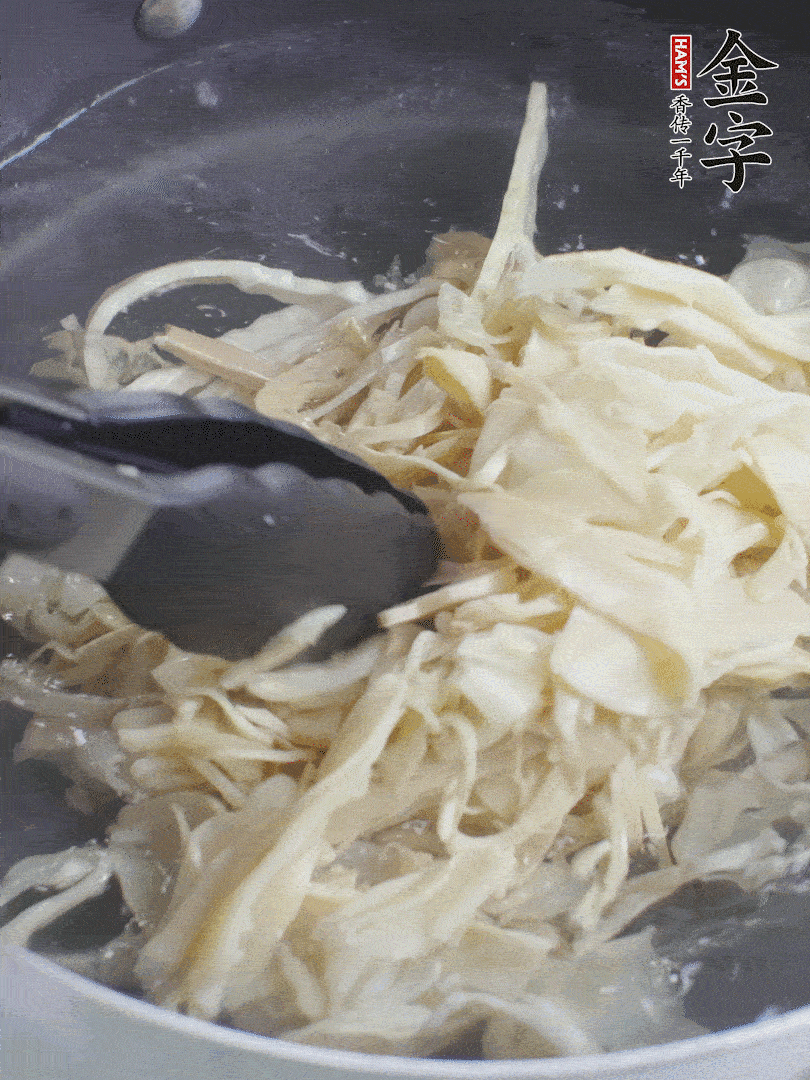 糯米筍焯水1分鐘，過涼水，擠干水份。