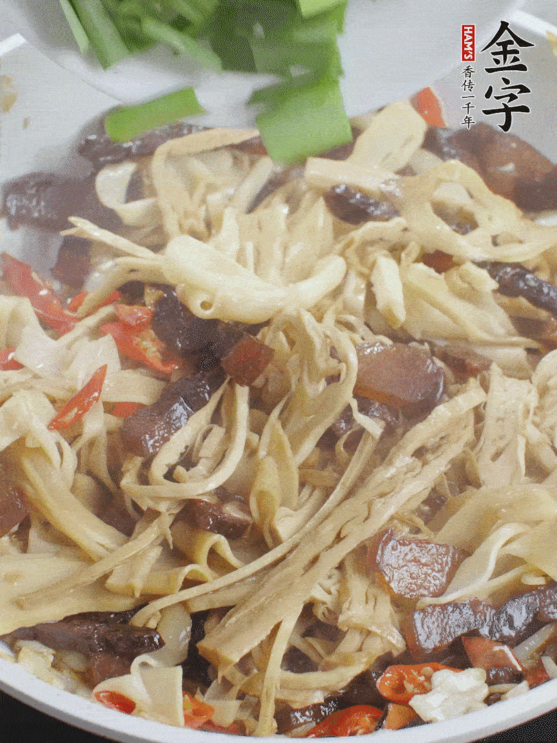 翻炒均勻，下蒜葉。