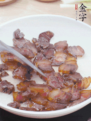熱鍋少油，醬油肉煸出油脂，盛出。