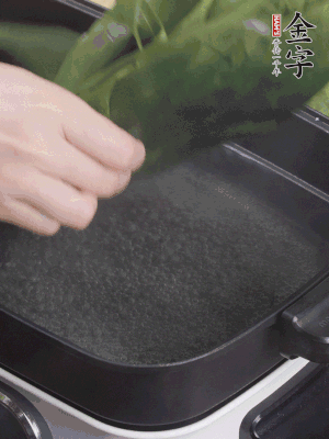 粽葉入沸水煮1分鐘，翻面再煮1分鐘，清洗干凈加水浸泡。