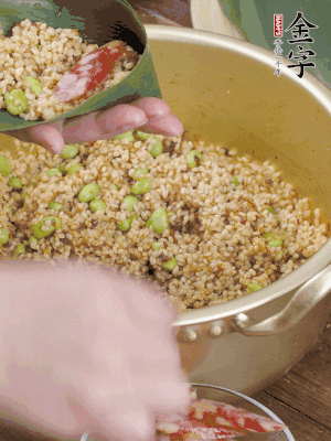 兩片粽葉1/2處葉尾相疊，中間卷成圓錐后裝入餡料。