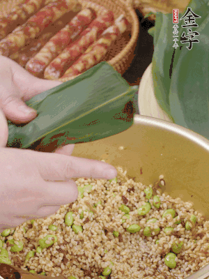 粽葉往下折，完全蓋住，兩側捏緊。