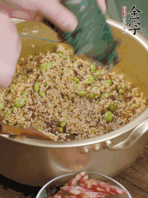 再附一張粽子，一齊向后折疊，線繩捆綁。