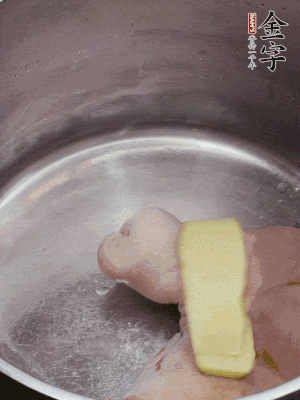 撈出洗凈后，加蔥姜、黃酒二遍焯水。