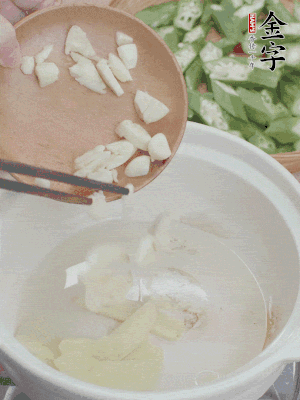 砂煲熱油，姜蒜、辣椒煸香。