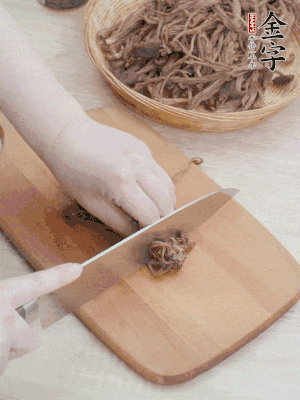 干茶樹菇浸泡過夜，去老根焯水，擠干水份。