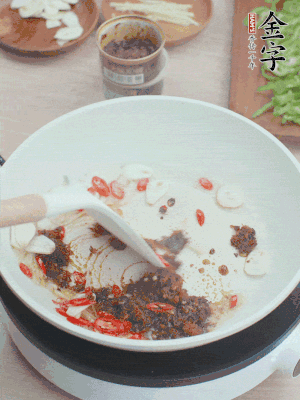 熱鍋涼油，姜蒜、辣椒、金字火腿xo醬炒香。