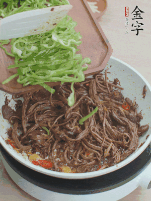 水分煸干，下青椒絲快炒1分鐘。