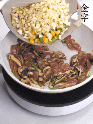 鍋里熱油，爆香蔥白，下香腸片炒至微微出油，加時蔬粒、香菇粒、春筍粒翻炒均勻。