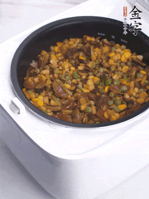 電飯煲按煮飯鍵，出鍋撒蔥花。