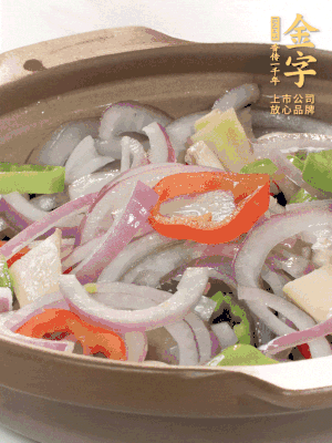 砂鍋底鋪上香菜，放上料頭，再放上焯過(guò)水的鮑魚(yú)殼。