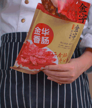 香腸切成斜片，小米辣切成斜片。