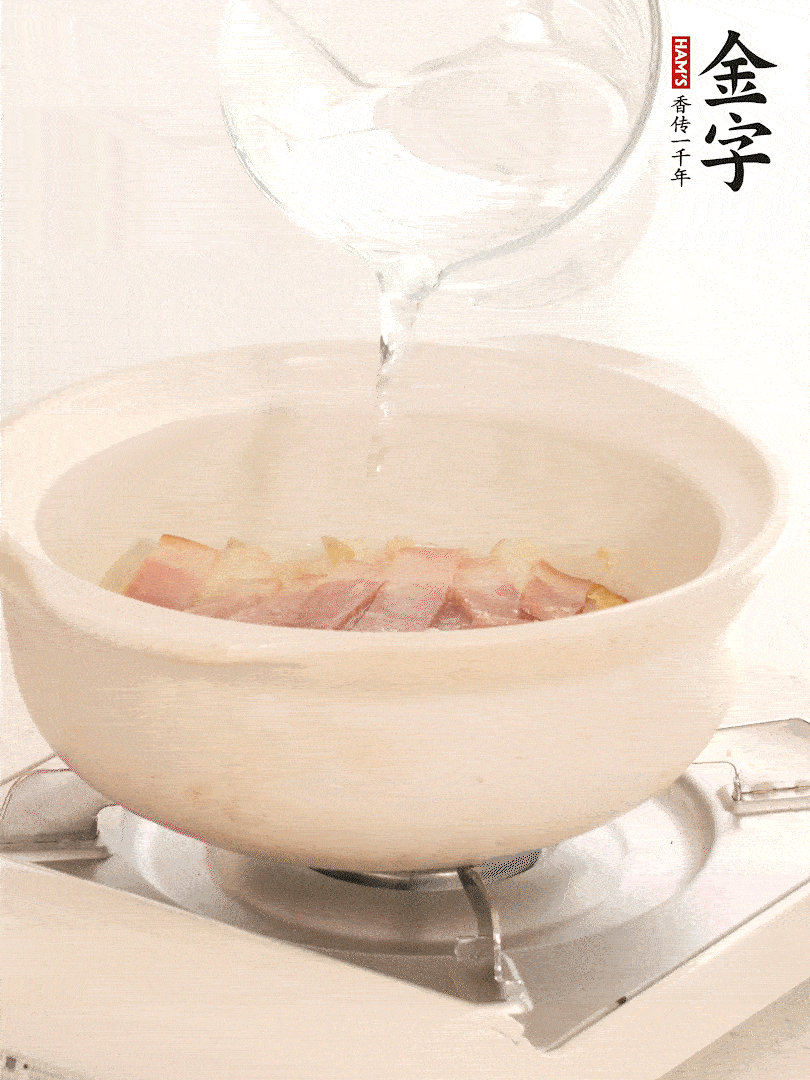 放入火腿片，加開水，再加入豆腐