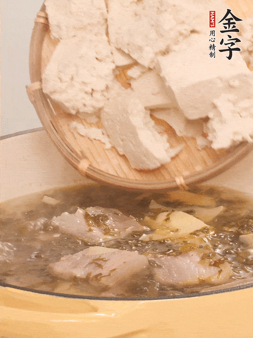 往鍋里加入一倍的水，加豆腐