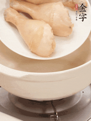 雞腿、火腿、干貝、蒜頭放入砂鍋內燉1小時