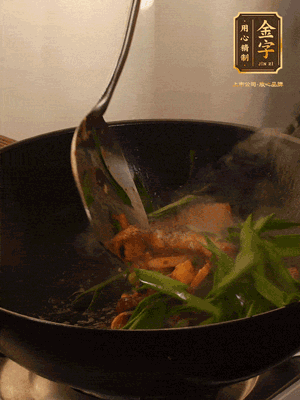 黃豆醬、鹽、糖調味，淋一圈花雕酒，蒜白先下，蒜葉后下