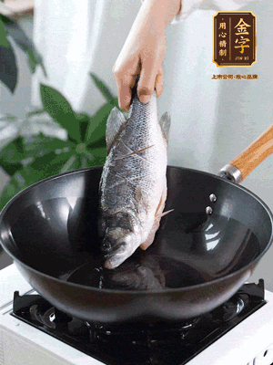 熱油，加1大勺豬油、姜片，再下鱸魚，煎至定型后翻面。（加點豬油，燉出的魚湯更容易變?yōu)榍逅哪贪咨?。?>
					</div>
					<span>步驟 3/6</span>
					<p>熱油，加1大勺豬油、姜片，再下鱸魚，煎至定型后翻面。（加點豬油，燉出的魚湯更容易變?yōu)榍逅哪贪咨?。?/p>
				</li><li>
					<div   id=