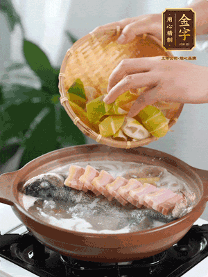 倒開水燉煮后轉(zhuǎn)移入砂鍋，淋料酒去腥、加少許鹽調(diào)味，再依次加咸肉、春筍燉煮15分鐘。