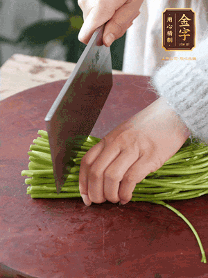 正嫩的藜蒿，掐頭去除根部，切小段