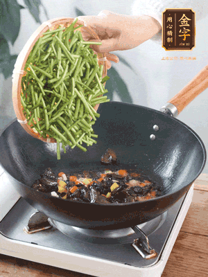 熱油煸香蒜末、姜粒、小米辣，再下臘肉煸炒出香味