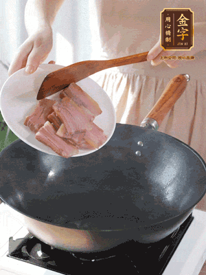 豬油熱鍋，下咸肉煸香，再下蔥姜提鮮
