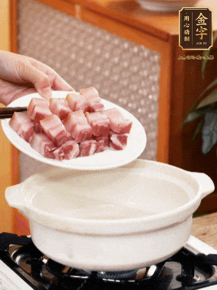 鍋內倒油，下咸肉微微煸炒，再放排骨炒一下