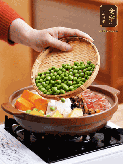 再鋪上臘腸、醬油肉、豌豆，小火煲6分鐘